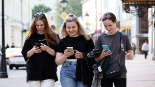 Горожанки со смартфонами на одной из улиц