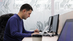 Мужчина за ноутбуком в кабинете 