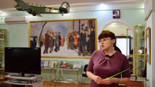 Сотрудница проводит экскурсию 