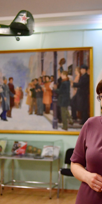 Сотрудница проводит экскурсию 