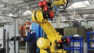 Оператор работает с манипулятором