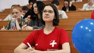 Studentka-v-mayke-volotner