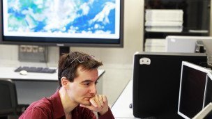 Сотрудник Федеральной службы по гидрометеорологии и мониторингу окружающей среды во время работы.