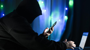 Мужчина держит в руках телефон