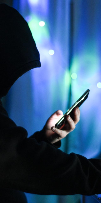 Мужчина держит в руках телефон