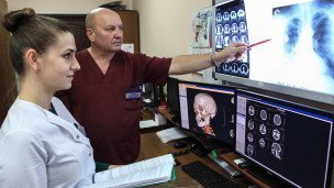 Врачи изучают рентгеновский снимок 