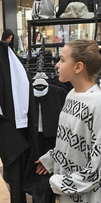 Продажа детской и подростковой одежды на ярмарке школьных товаров 