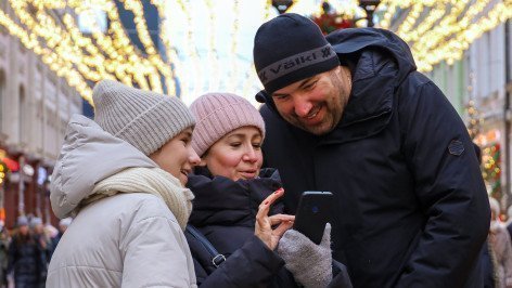 Семья во время прогулки 