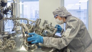 Сотрудник лаборатории за работой