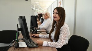 сотрудницы на работе 