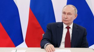 Prеzident-Vladimir-Putin-obshchayetsya-s-volonterami-v-gumanitarnom-shtabe-v-Kurskoy-oblasti