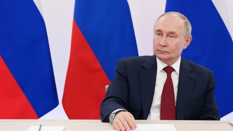 Prеzident-Vladimir-Putin-obshchayetsya-s-volonterami-v-gumanitarnom-shtabe-v-Kurskoy-oblasti