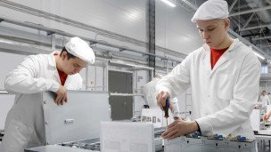 Сотрудники на производстве компьютеров