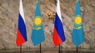 Государственные флаги РФ и Казахстана.