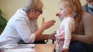 Девочка на профилактическом медосмотре