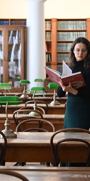 Студенты в читальном зале библиотеки