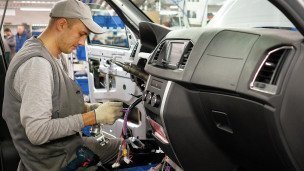 Подключение электроники на конвейере сборочного цеха