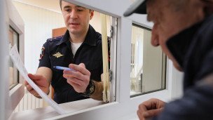 Сотрудник ГИБДД в отделении