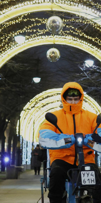 Курьер службы доставки