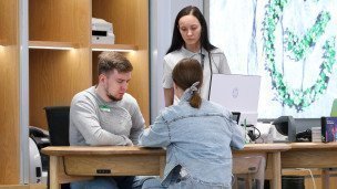 Сотрудники отделения банка