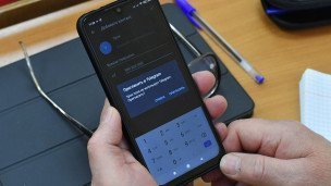 Pol'zovatel'-ispol'zuyet-messendzher-telegram