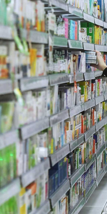 Фармацевты в аптеке