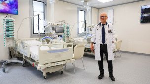 Врач в отделении детской больницы 