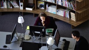 Студенты за компьютерами в библиотеке