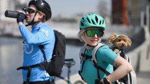 Devushka-c-sobakoy -na-veloprobezhke