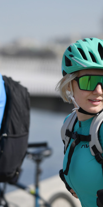 Devushka-c-sobakoy -na-veloprobezhke