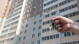 Ключи на фоне жилого дома