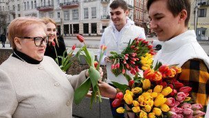 Волонтеры дарят женщинам цветы