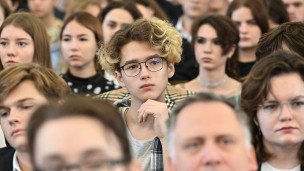 Студенты в аудитории крупный план