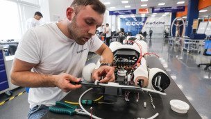 Сотрудник компании во время сборки медицинских роботов