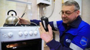 Сотрудник во время проверки газового оборудования