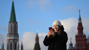 Девушка с телефоном на Красной площади