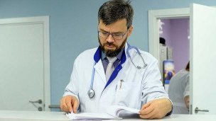 Врач в больнице с документами
