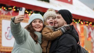 Семья с ребенком фотографируются 