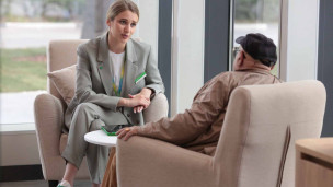 Сотрудник и посетитель офиса банка