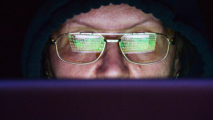 Женщина сидит за ноутбуком