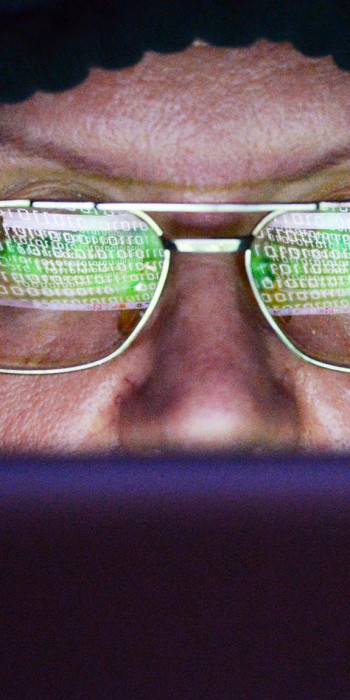 Женщина сидит за ноутбуком