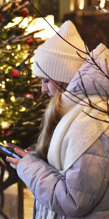 девушка со смартфоном в руках