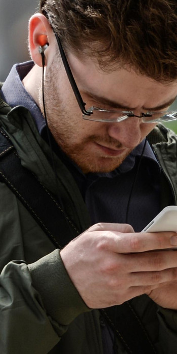 Мужчина с телефоном на улице 