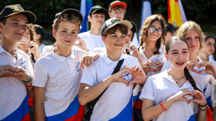 Торжественная линейка в детском лагере 