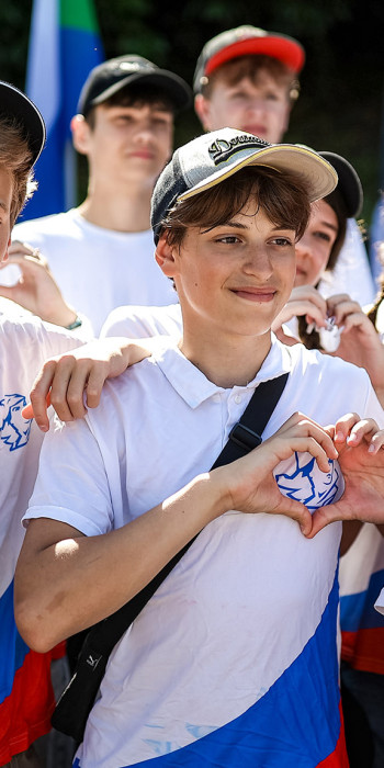 Торжественная линейка в детском лагере 