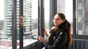 Девушка на балконе новостройки