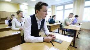 Школьники перед началом проведения единого государственного экзамена