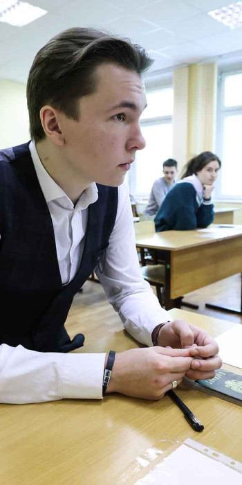 Школьники перед началом проведения единого государственного экзамена