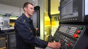 Сотрудник обрабатывающего предприятия за работой
