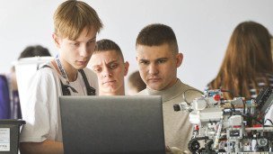 разработчики у компьютера